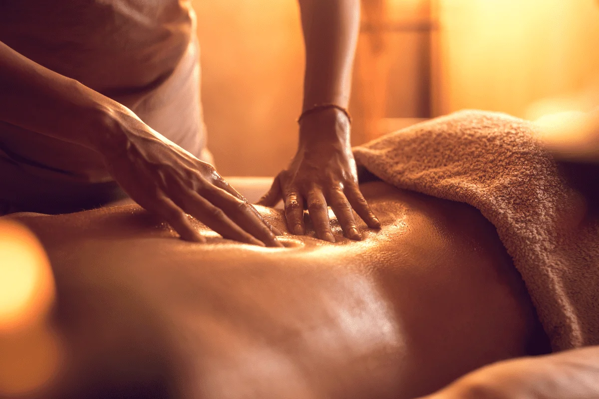 Massage Relaxant avec Huiles Chaudes :